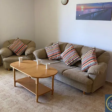 1 Bed Apt, Close To Lejlighed