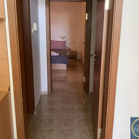 1 Bed Apt, Close To Lejlighed